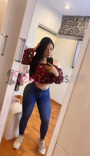 Hermosa debutante encargada se simpatía y carismo